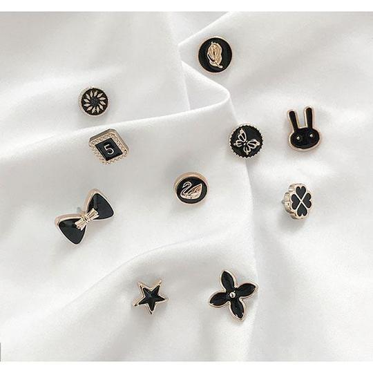 "Dekorativa knappset för kläder, guldfärgade, eleganta detaljer, skyddar mot oavsiktlig exponering, passar tunna material."