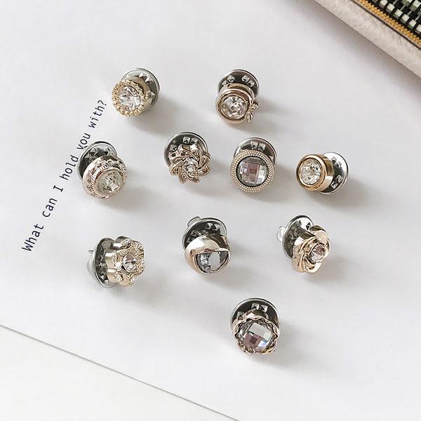 "Dekorativa knappset för kläder, guldfärgade, eleganta detaljer, skyddar mot oavsiktlig exponering, passar tunna material."