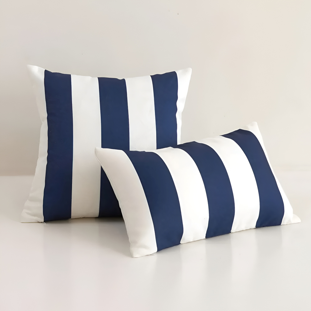Dekorativt sommarrandigt kuddöverdrag för soffa eller utomhusbruk. Väderbeständig polyester.