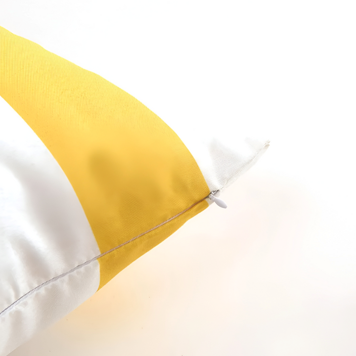 Slitstarkt kuddöverdrag i väderbeständig polyester. Randigt för utomhusbruk och soffa.