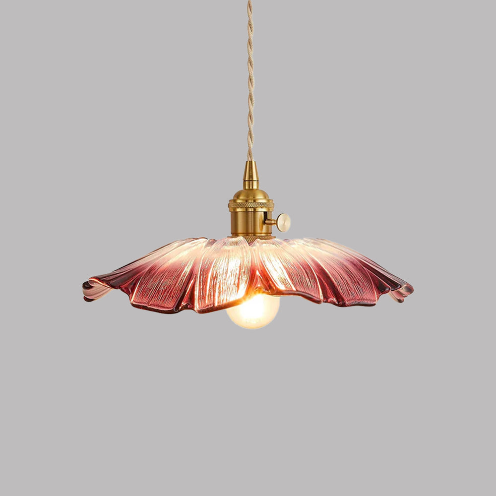 Närbild på den lila blomformade glaspendellampan med mässingsdetaljer