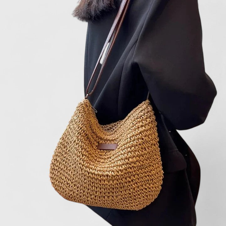 Stilren crossbody damväska i syntetläder med guldfärgade detaljer