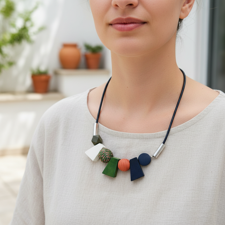 Detaljbild av handgjort damhalsband med unika geometriska träpärlor, perfekt accessoar.