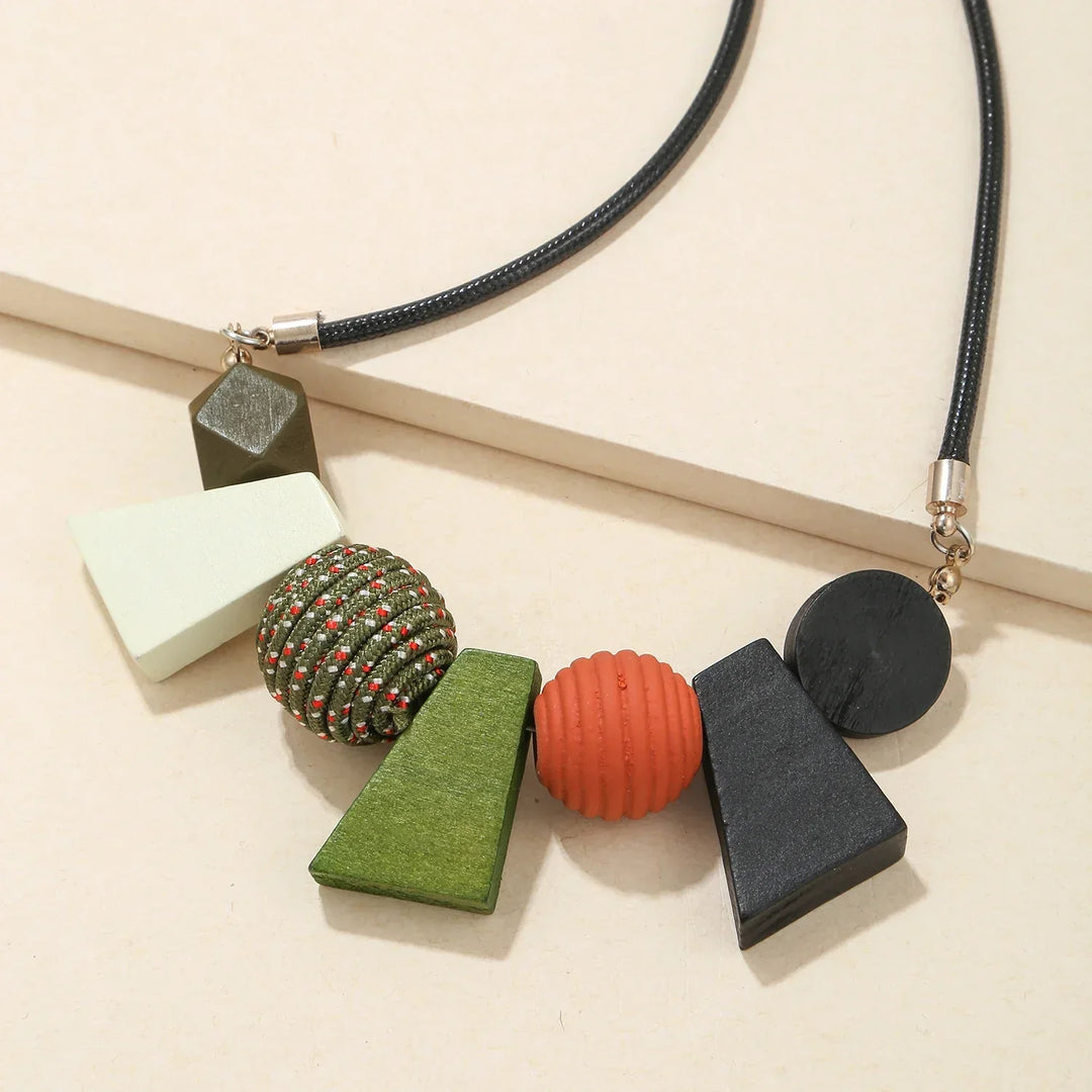Fokus på geometrisk design av träpärlor i detta handgjorda damhalsband.