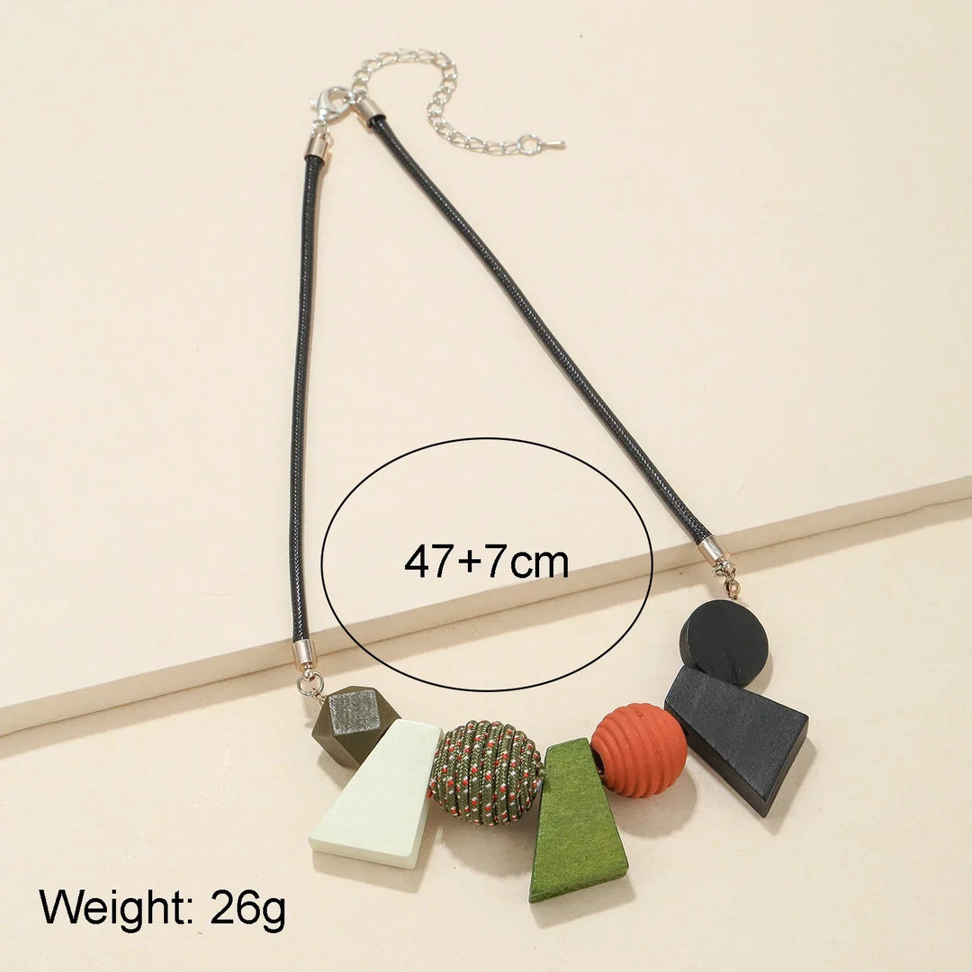 Halsband med WoodPrism design, handgjorda geometriska träpärlor. Unik vintageinspirerad accessoar.