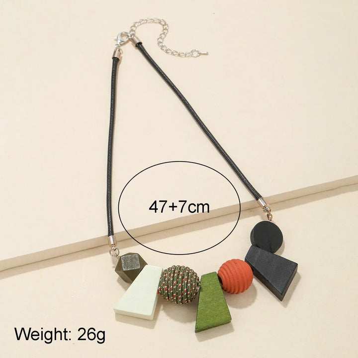 Halsband med WoodPrism design, handgjorda geometriska träpärlor. Unik vintageinspirerad accessoar.