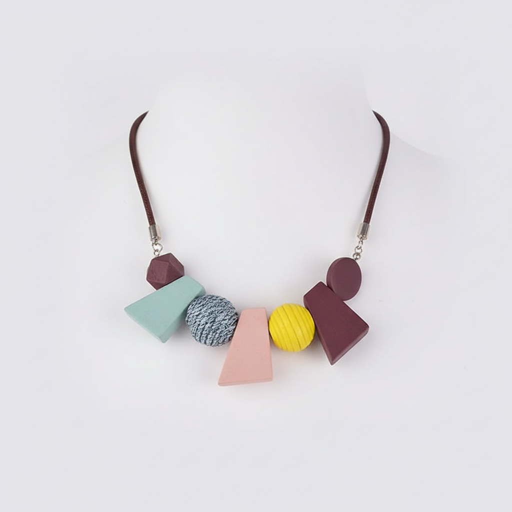 Stilrent handgjort halsband med geometriska träpärlor, en mångsidig accessoar för dam.