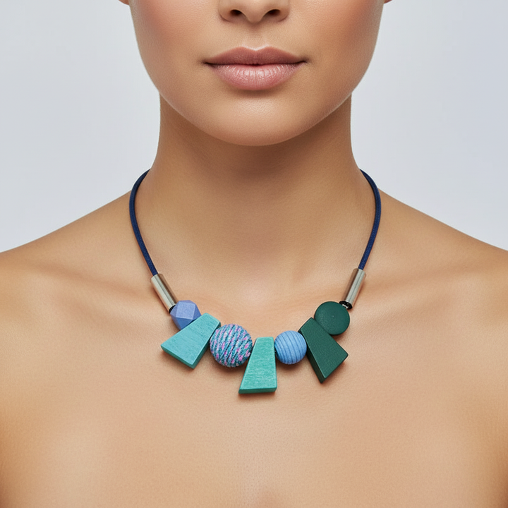 Vintageinspirerat damhalsband med geometriska träpärlor, handgjort och unikt.