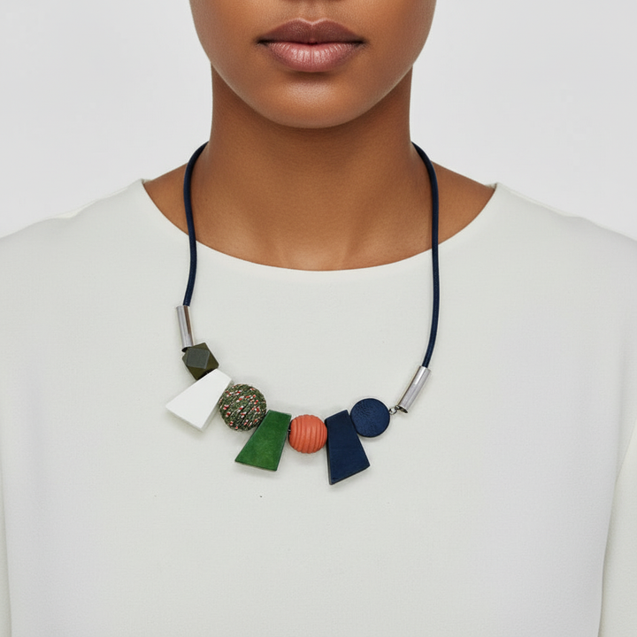 Vintageinspirerat halsband med WoodPrism-design, ett handgjort smycke av geometriska träpärlor.