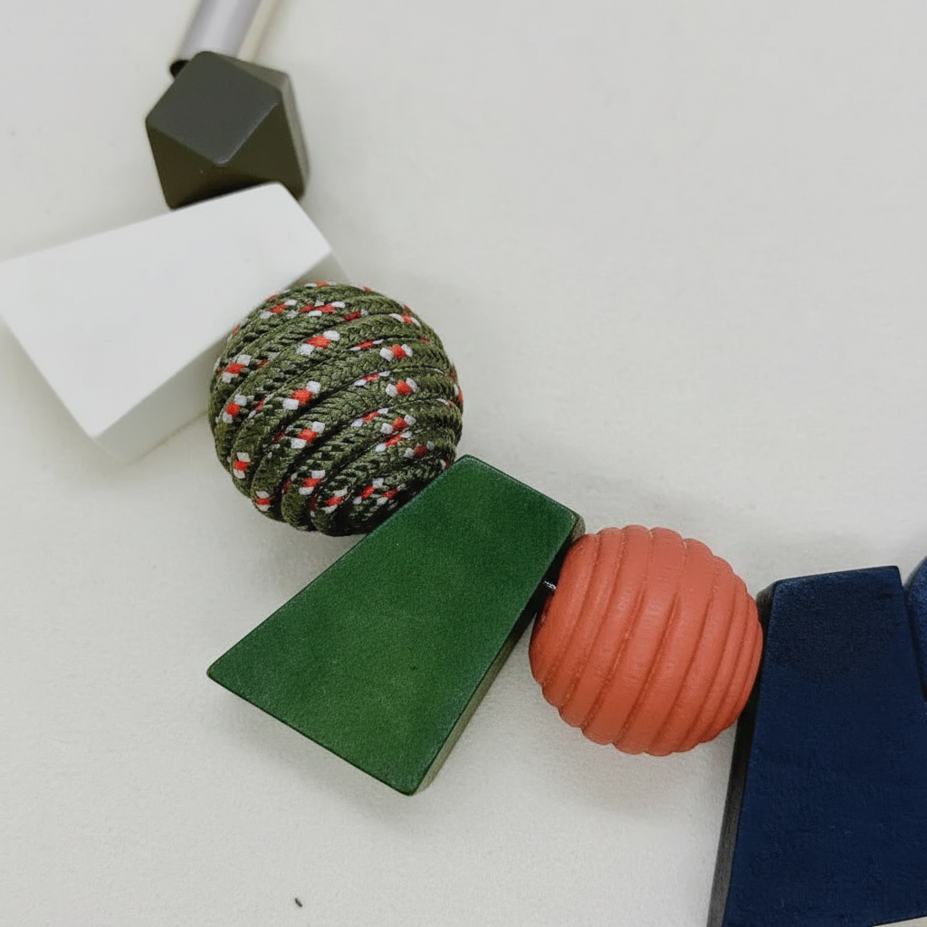 Modell bär elegant damhalsband med handgjorda, geometriska träpärlor, ett unikt smycke.
