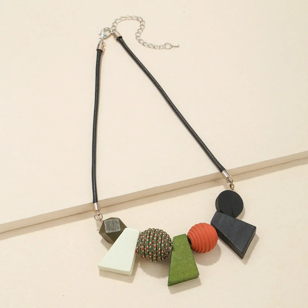 Unikt handgjort halsband med geometriska träpärlor, ett stilrent smycke för dam.