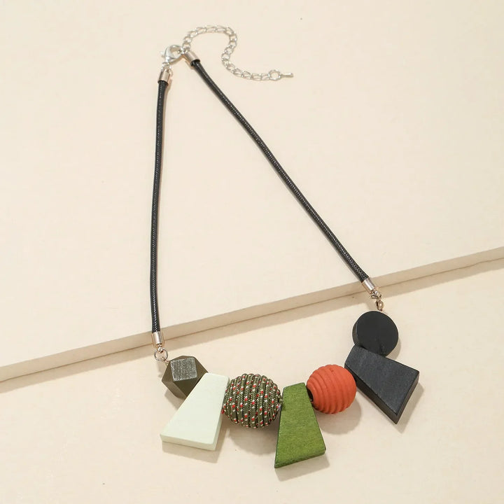 Unikt handgjort halsband med geometriska träpärlor, ett stilrent smycke för dam.