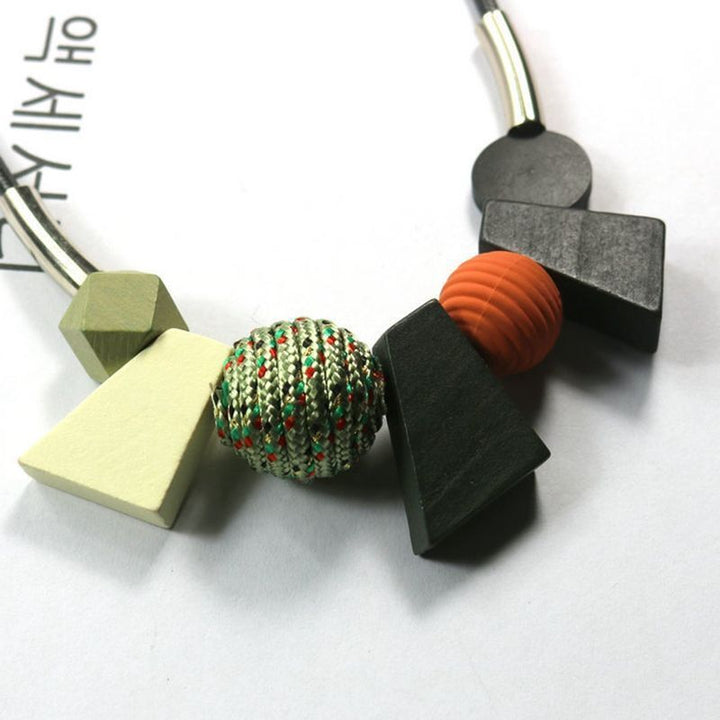 Geometriskt damhalsband med träpärlor i vintageinspirerad stil, en tidlös accessoar.