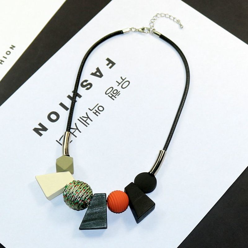 Handgjort smycke: Damhalsband med geometriska WoodPrism-träpärlor, detaljbild.