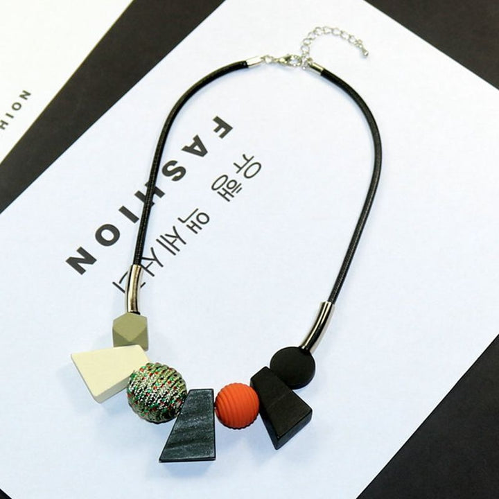 Handgjort smycke: Damhalsband med geometriska WoodPrism-träpärlor, detaljbild.