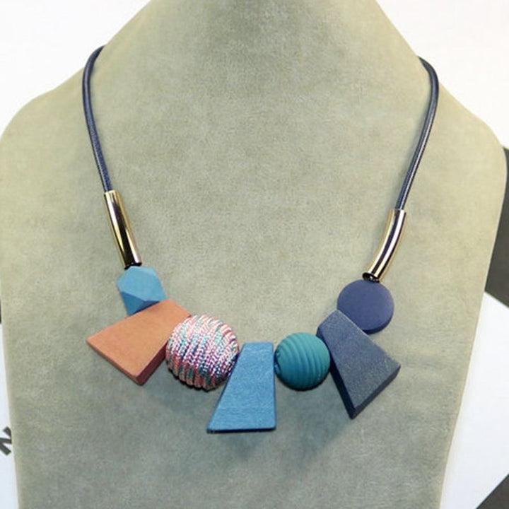Elegant damhalsband, handgjort med geometriska träpärlor, unikt och vintageinspirerat smycke.