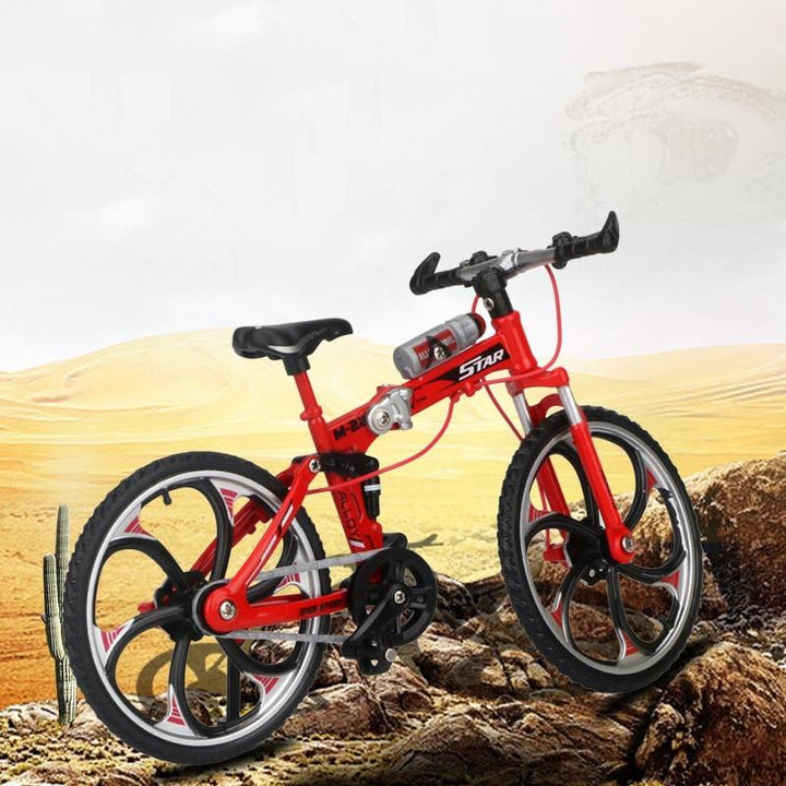 "Detaljerad metall cykelmodell 1:10 leksak, silverfärg, med realistiska detaljer och roterbara hjul för samlare."