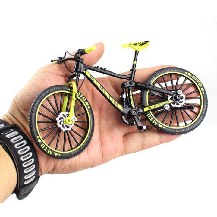 "Detaljerad metall cykelmodell 1:10 leksak, silverfärg, med realistiska detaljer och roterbara hjul för samlare."