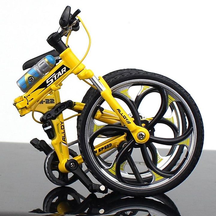 "Detaljerad metall cykelmodell 1:10 leksak, silverfärg, med realistiska detaljer och roterbara hjul för samlare."