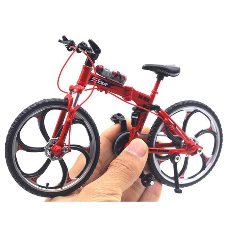 "Detaljerad metall cykelmodell 1:10 leksak, silverfärg, med realistiska detaljer och roterbara hjul för samlare."
