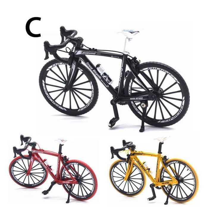"Detaljerad metall cykelmodell 1:10 leksak, silverfärg, med realistiska detaljer och roterbara hjul för samlare."