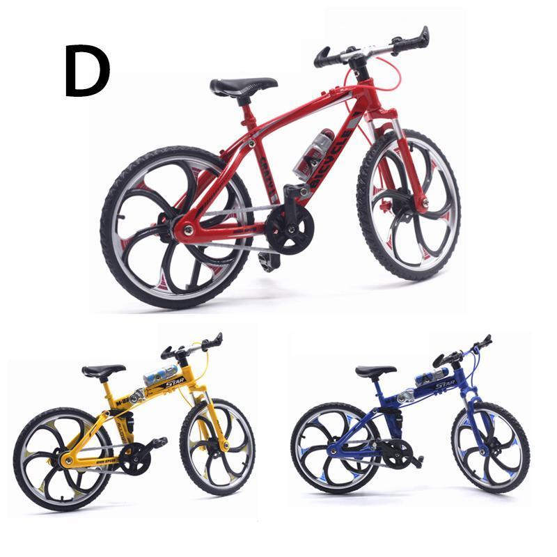 "Detaljerad metall cykelmodell 1:10 leksak, silverfärg, med realistiska detaljer och roterbara hjul för samlare."