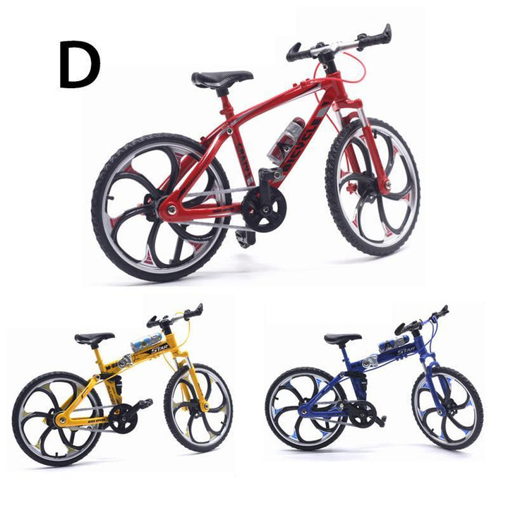 "Detaljerad metall cykelmodell 1:10 leksak, silverfärg, med realistiska detaljer och roterbara hjul för samlare."
