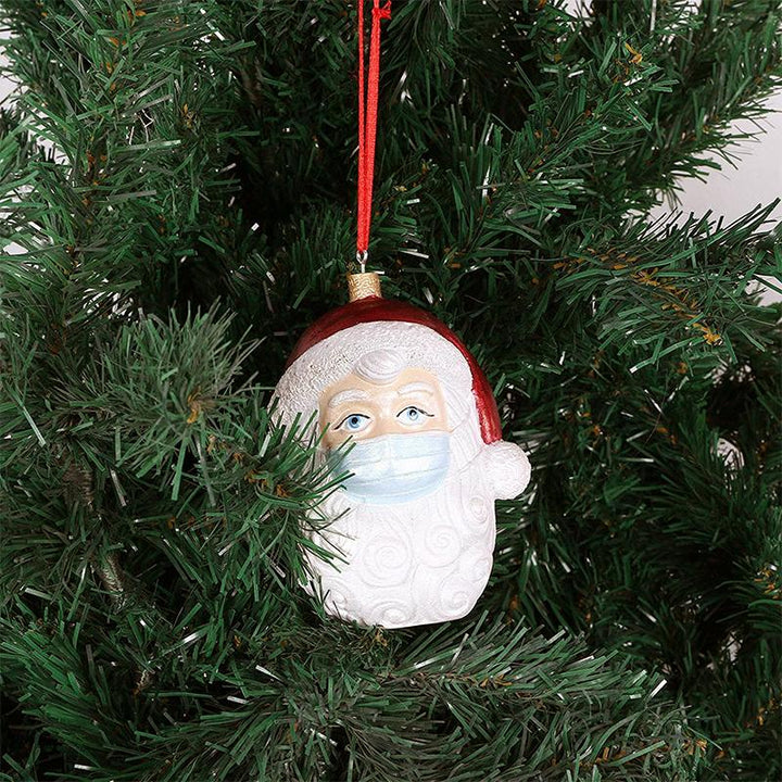 "Detaljerad tomte hängdekoration, färgrik och nostalgisk julprydnad med röd snöre för gran eller hemdekoration."