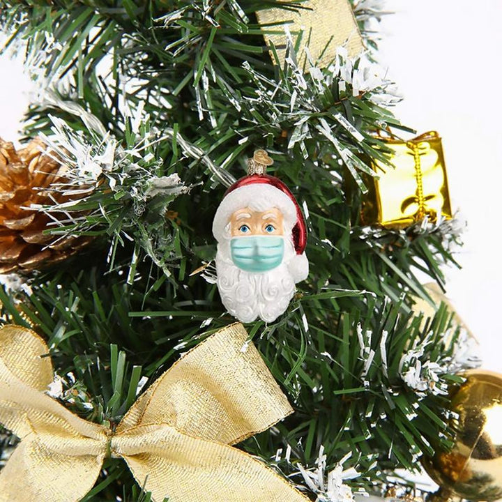 "Detaljerad tomte hängdekoration, färgrik och nostalgisk julprydnad med röd snöre för gran eller hemdekoration."