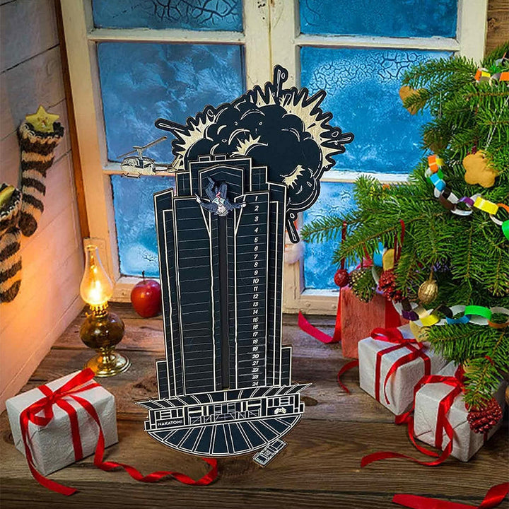 "Detaljerad trä Adventskalender med Die Hard-motiv, visar Hans Gruber faller från brunblå Nakatomi Plaza, roterbar design."