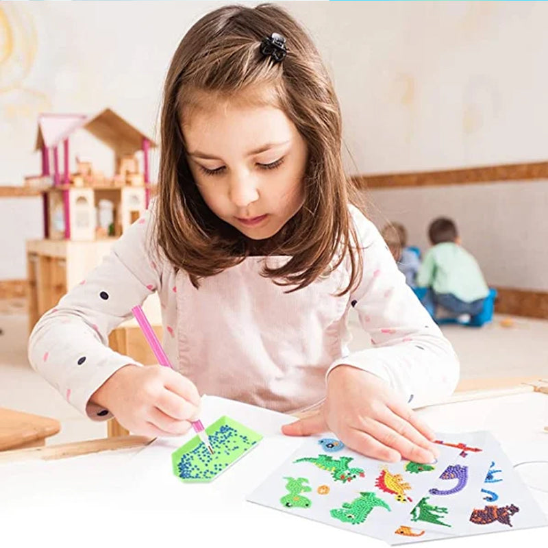 "Diamantmålning för barn med tecknade figurer, ljusa färger och runda diamanter, perfekt för kreativa projekt."