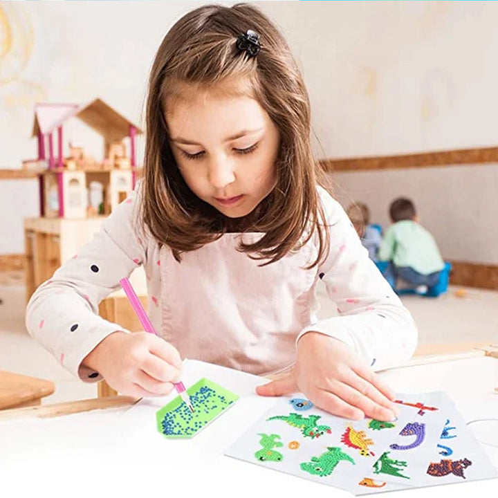 "Diamantmålning för barn med tecknade figurer, ljusa färger och runda diamanter, perfekt för kreativa projekt."