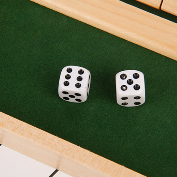 "Digitalt bordsspel för 2 spelare i träkonstruktion, perfekt för barn och vuxna, stilren design med hållbar finish."