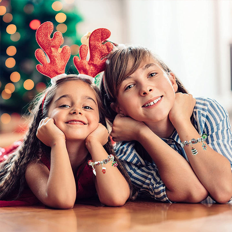 DIY Jul Adventskalender armbandskit för flickor med färgglada pärlor och charms, perfekt för kreativa smycken.