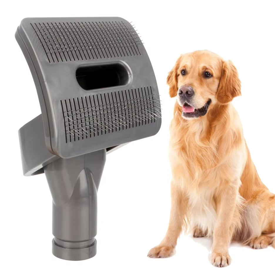 Hund med djurhårborste & dammsugare för skonsam men effektiv pälsvård & hårfällningskontroll.