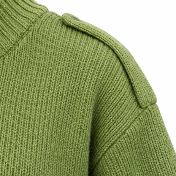 Klassisk damkofta med asymmetrisk design i mjukt stickat tyg