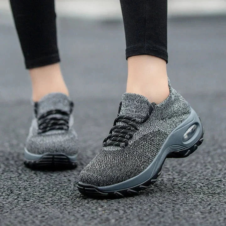 Ortopediska dam sneakers i profil som visar dämpande luftkudde och ergonomisk design.