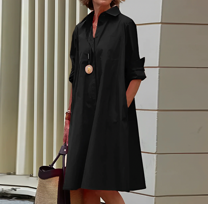 Kvinna i svart klassisk elegant skjortklänning utomhus