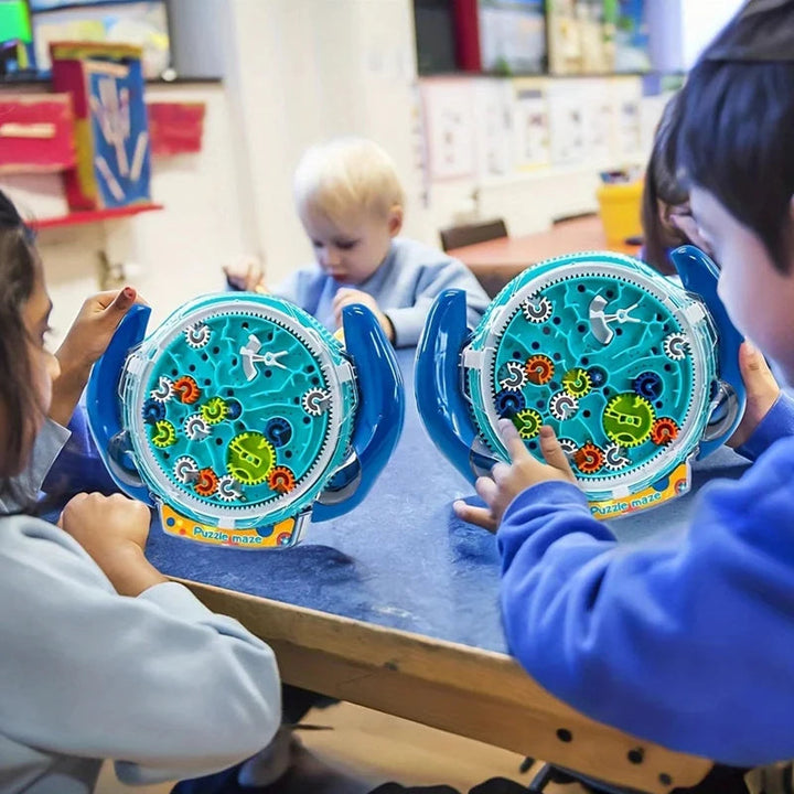 Barn som leker med Kreativ 3D Pussel Labyrint i klassrummet