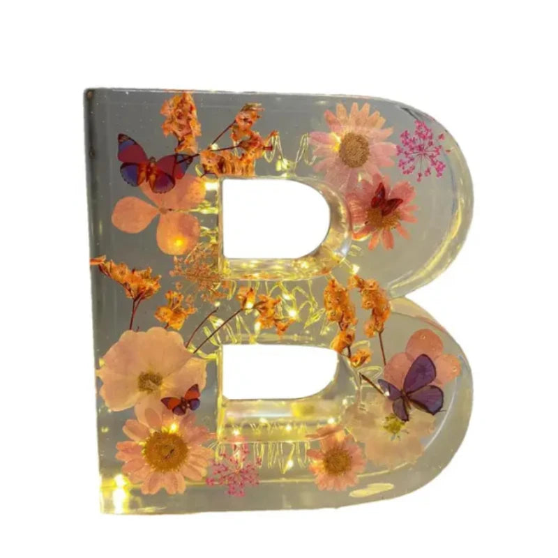 Stämningsfull heminredning i form av en blomsterharpiks lampa med ljus