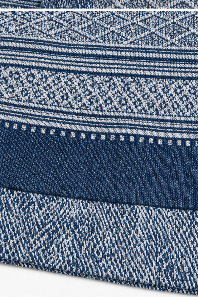 Närbild på tyget och sömmarna i Layerlyn patchworkblus för dam