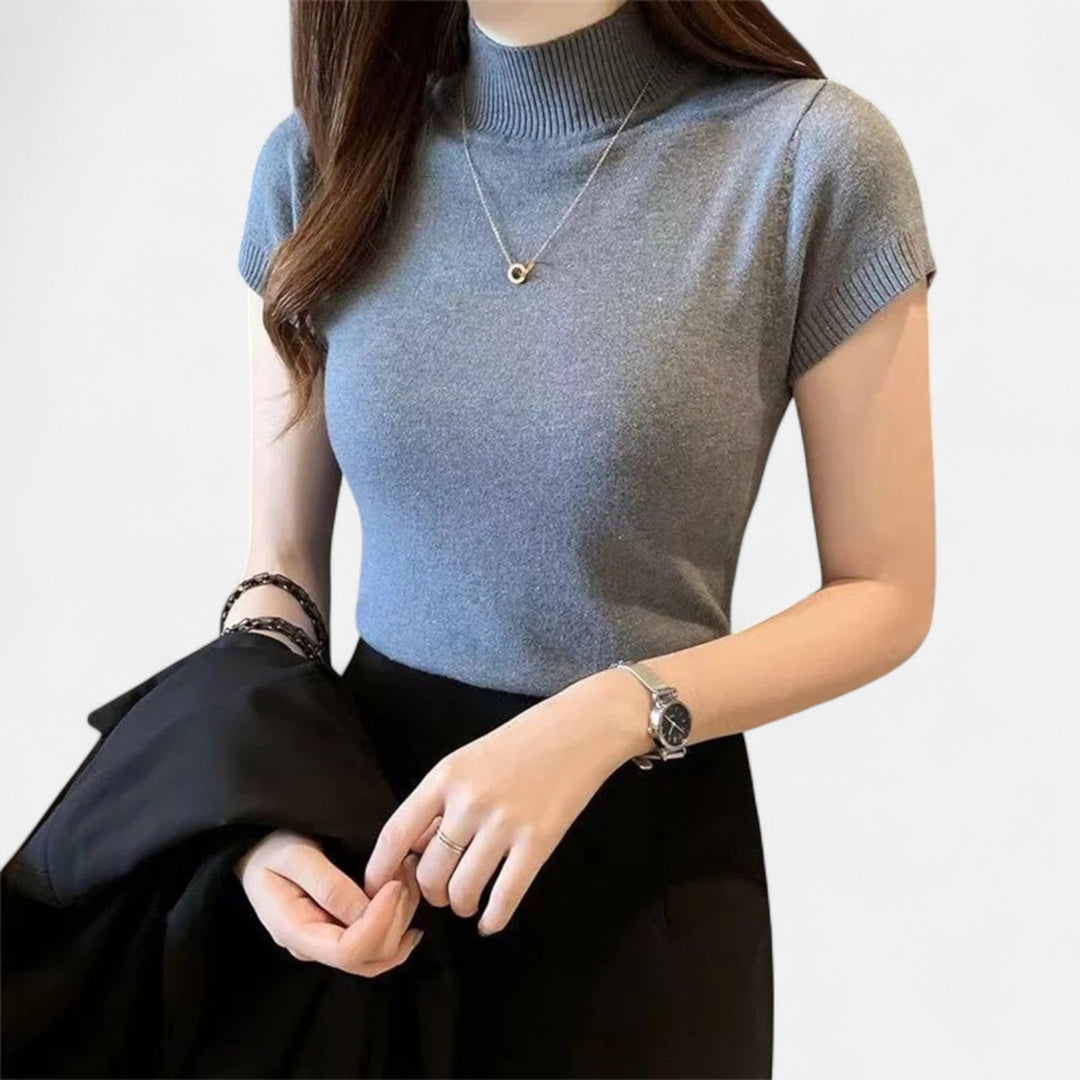 Stickad damtröja med turtleneck och korta ärmar i stilren modell
