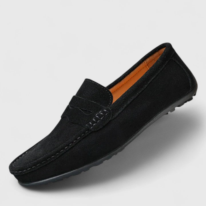 Detaljbild på sömmar och kvalitet på bruna loafers