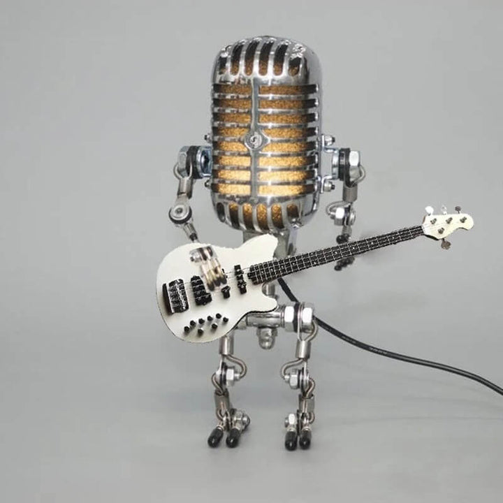 Närbild på robotlampa i metall med mikrofon som skrivbordsbelysning
