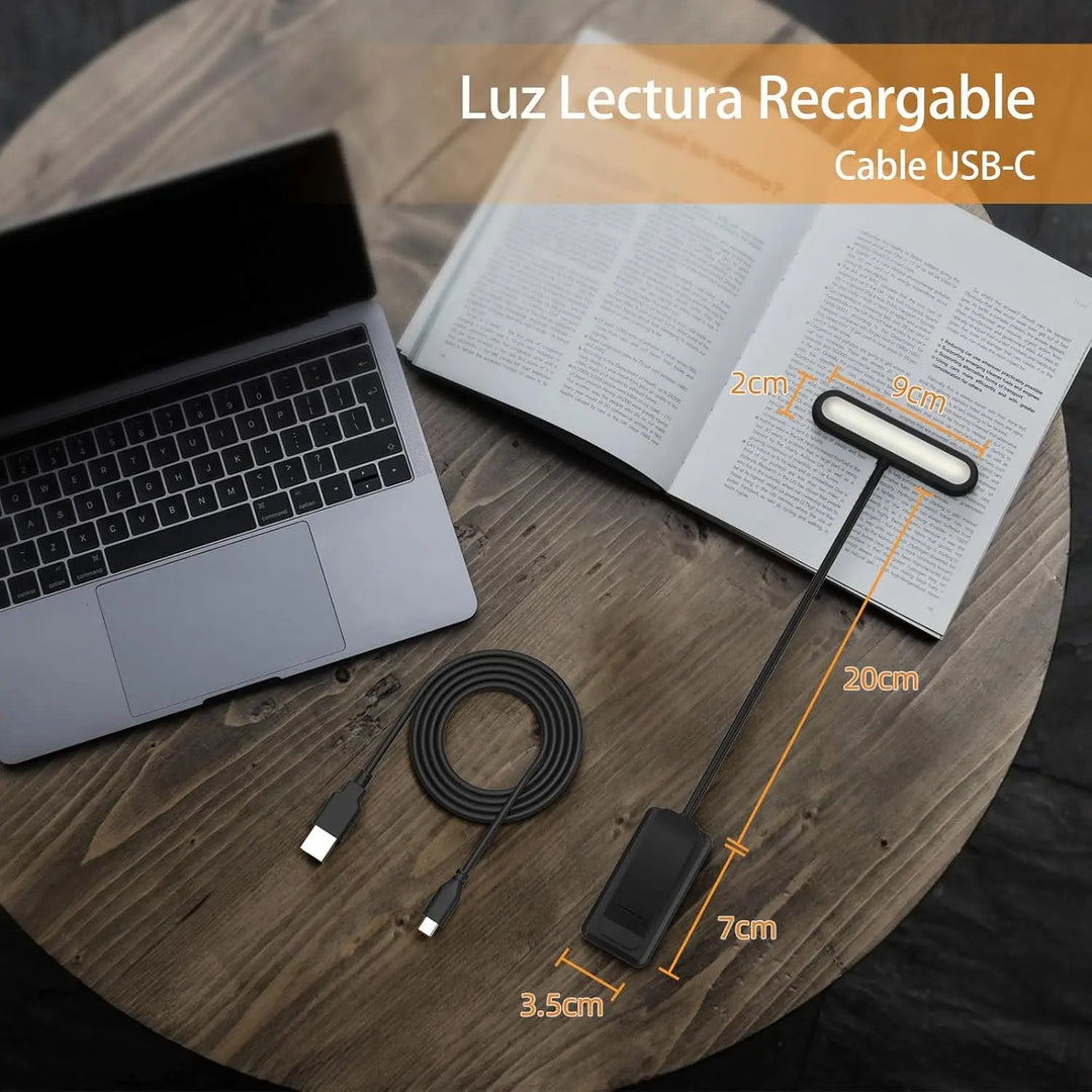 Boklampa mått och USB-C kabel på träbord