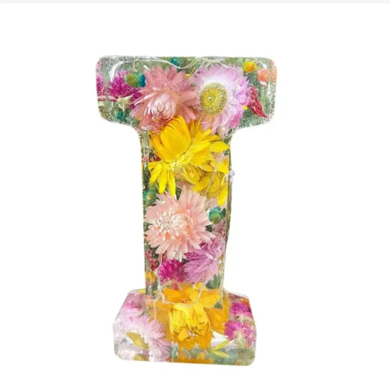 Interiörbild som visar blomsterharpiks lampans mysiga ljus i mörkret