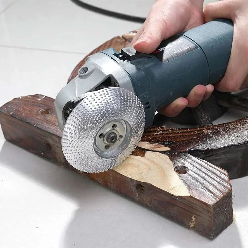 Olika vinkelslipskivor i ett komplett verktygsset för DIY
