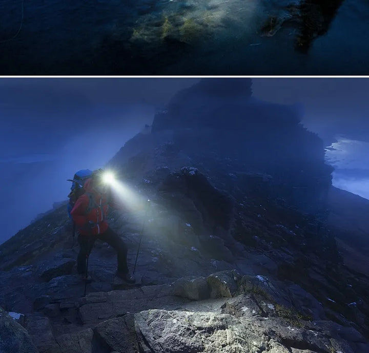 Vandrare med pannlampa på bergstopp i dimma och mörker