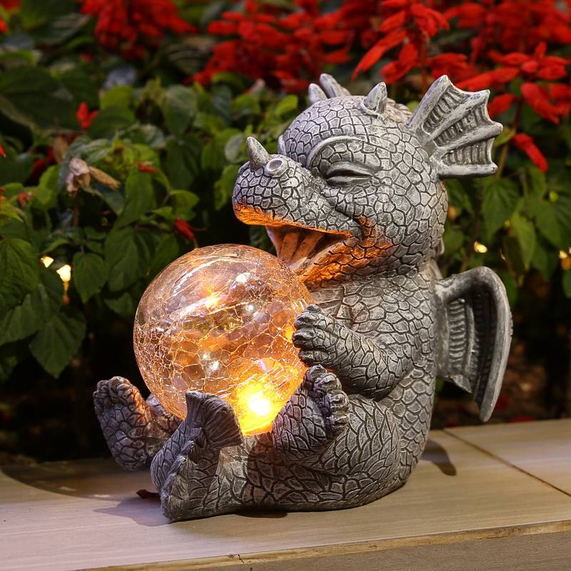 Fantasy-inspirerad draklampa Nyra LED som mysig bordslampa, perfekt för unik heminredning.
