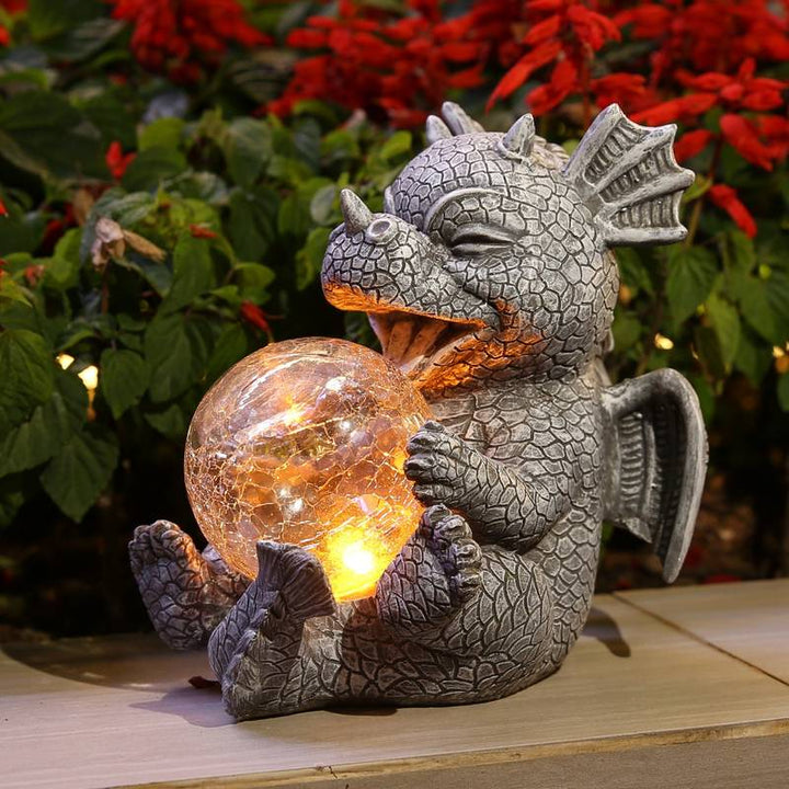 Fantasy-inspirerad draklampa Nyra LED som mysig bordslampa, perfekt för unik heminredning.